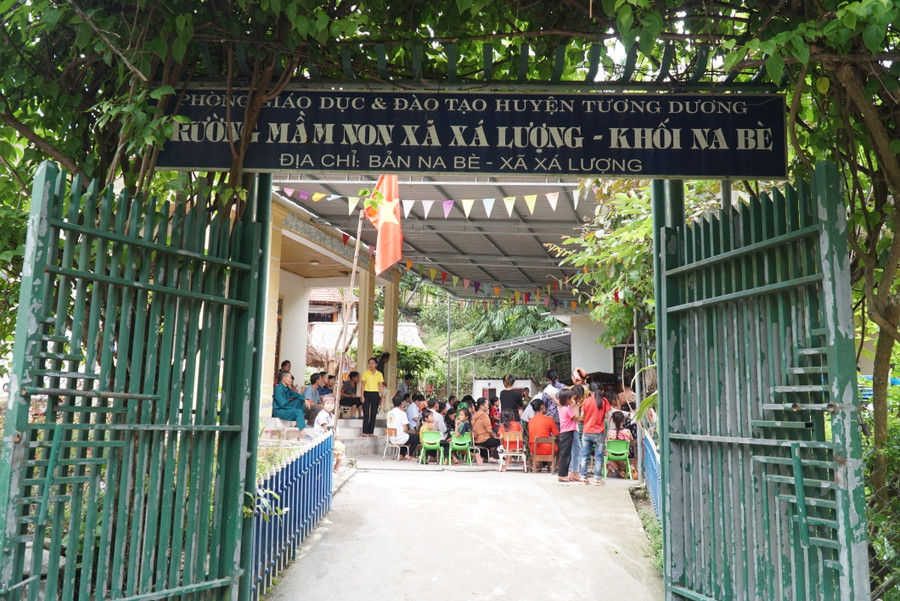 Chương trình trao quà được tổ chức tại điểm bản Na Bè - nơi có 100% trẻ là người Khơ Mú (Trường Mầm non Xá Lượng, huyện Tương Dương, Nghệ An). Ảnh: Hồ Lài. Chương trình trao quà được tổ chức tại điểm bản Na Bè - nơi có 100% trẻ là người Khơ Mú (Trường Mầm non Xá Lượng, huyện Tương Dương, Nghệ An). Ảnh: Hồ Lài.