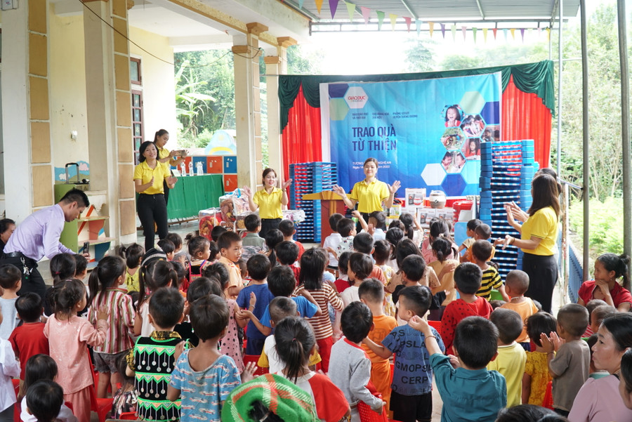 Cô giáo và trẻ mầm non 2 bản Na Bè, Hợp Thành (Trường Mầm non Xá Lượng) múa hát tập thể. Ảnh: Hồ Lài. Cô giáo và trẻ mầm non 2 bản Na Bè, Hợp Thành (Trường Mầm non Xá Lượng) múa hát tập thể. Ảnh: Hồ Lài.