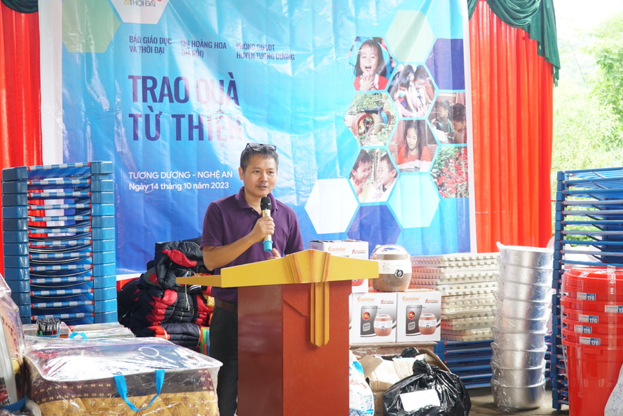 Nhà báo Nguyễn Đức Tuân - Phó Tổng biên tập Báo Giáo dục và Thời đại mong muốn những món quà ý nghĩa của mạnh thường quân sẽ góp phần nâng chất lượng giáo dục, chất lượng sinh hoạt của học sinh bán trú. Ảnh: Hồ Lài. Nhà báo Nguyễn Đức Tuân - Phó Tổng biên tập Báo Giáo dục và Thời đại mong muốn những món quà ý nghĩa của mạnh thường quân sẽ góp phần nâng chất lượng giáo dục, chất lượng sinh hoạt của học sinh bán trú. Ảnh: Hồ Lài.