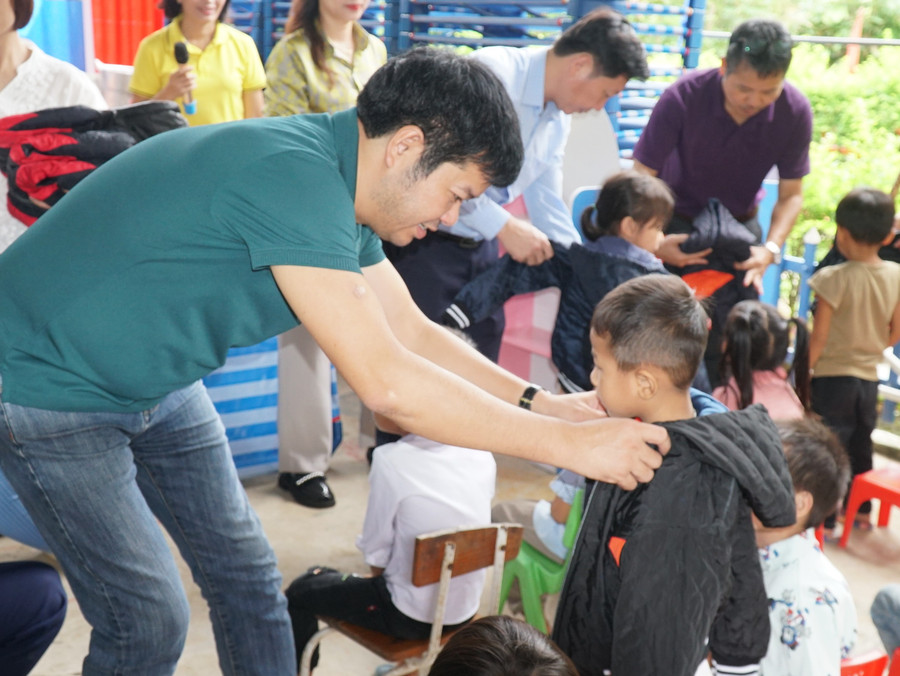 Những chiếc áo ấm dày dặn đã đến với trẻ Mầm non Xá Lượng khi mùa đông lạnh sắp tới. Ảnh: Hồ Lài. Những chiếc áo ấm dày dặn đã đến với trẻ Mầm non Xá Lượng khi mùa đông lạnh sắp tới. Ảnh: Hồ Lài.