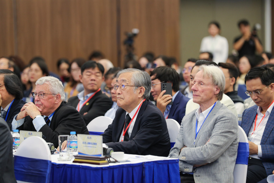 Các đại biểu, nhà khoa học trong và ngoài nước tham dự hội thảo. vnu-hoi-thao-quoc-te-viet-nam-hoc-lan-thu-vii-13.jpg