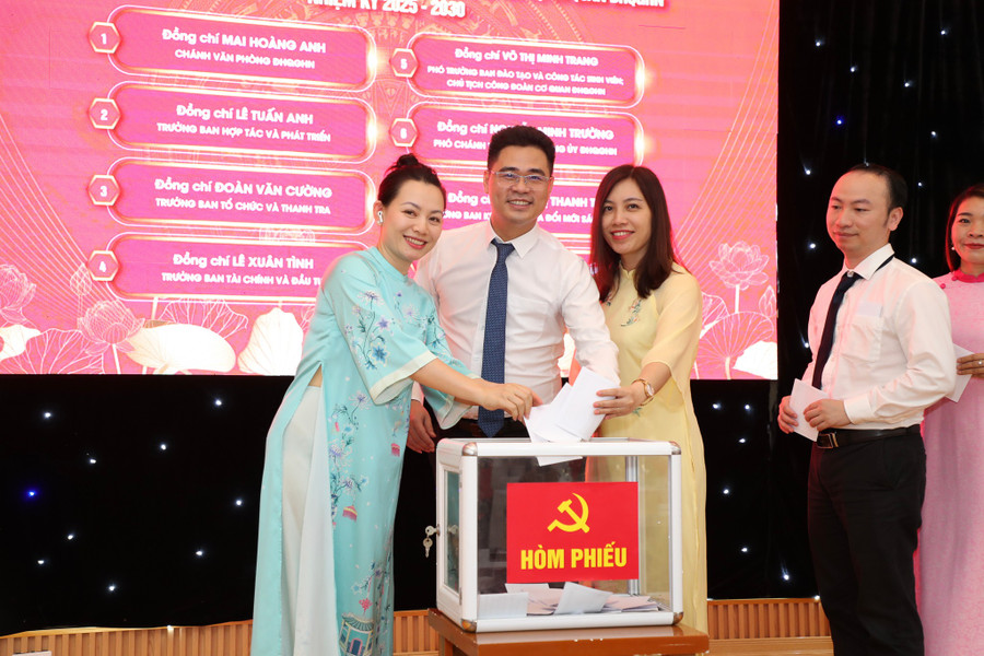 Các đại biểu bỏ phiếu. vnu-dai-hoi-dang-bo-co-quan-dhqghn-89.jpg