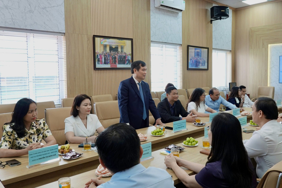 ông Phan Xuân Thủy, Phó Trưởng ban Tuyên giáo và Dân vận Trung ương phát biểu chỉ đạo. nxb-dhqghn1.jpg