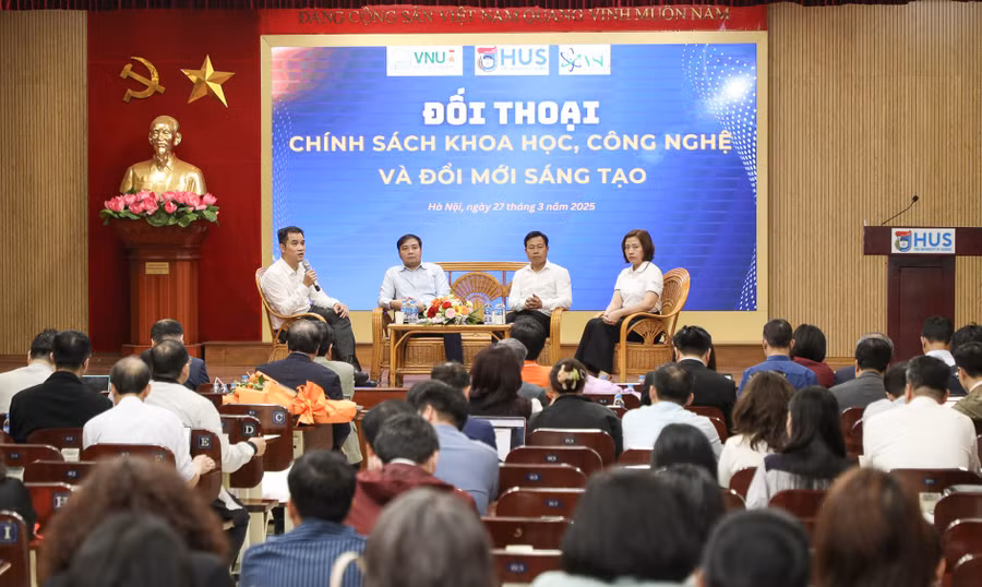Hội nghị các nhà khoa học Đại học Quốc gia Hà Nội.