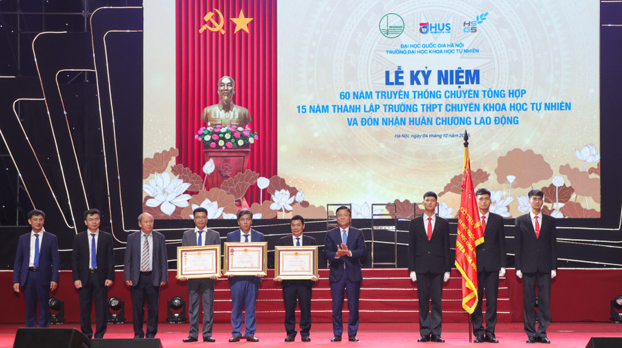 Phó Thủ tướng trao các danh hiệu cao quý cho Trường THPT Chuyên Khoa học Tự nhiên. vnu-ky-niem-60-nam-truyen-thong-va-15-nam-thanh-lap-chuyen-khtn-22.jpg