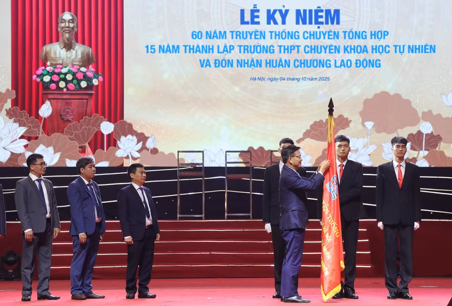 Phó Thủ tướng gắn Huân chương Lao động lên Lá cờ truyền thống của Trường THPT Chuyên Khoa học Tự nhiên.