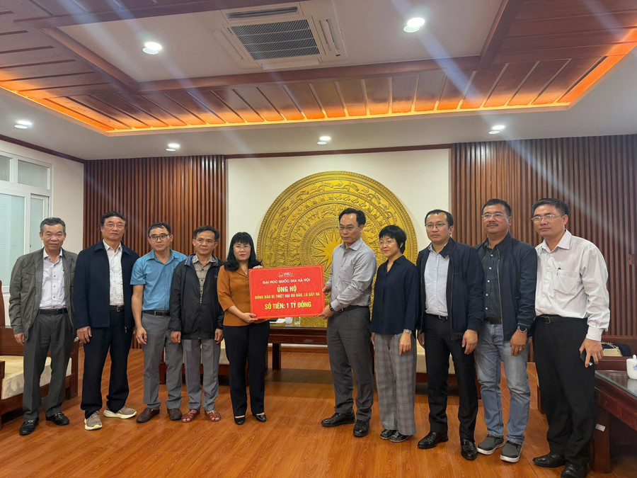Giám đốc ĐHQGHN Hoàng Minh Sơn trao số tiền hỗ trợ đồng bào vùng lũ Đắk Lắk.