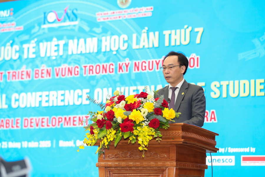 PGS.TS Hoàng Minh Sơn, Giám đốc ĐHQGHN phát biểu khai mạc. 1-vnu-giam-doc-dhqghn-hoang-minh-son-4.jpg
