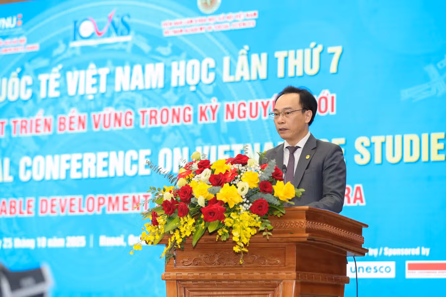 1-vnu-giam-doc-dhqghn-hoang-minh-son-4.jpg