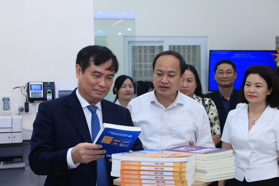 Các xuất bản phẩm, nhiều cuốn sách chất lượng, tiếp nối tri thức của các nhà khoa học. nxbdhqghn4.jpg