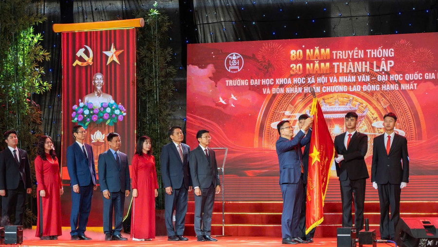 Trường Đại học KHXH&NV - ĐHQG Hà Nội đón nhận Huân chương Lao động hạng Nhất.