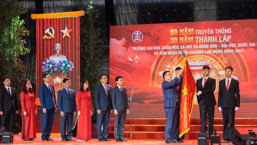 Trường Đại học KHXH&NV - ĐHQG Hà Nội đón nhận Huân chương Lao động hạng Nhất.