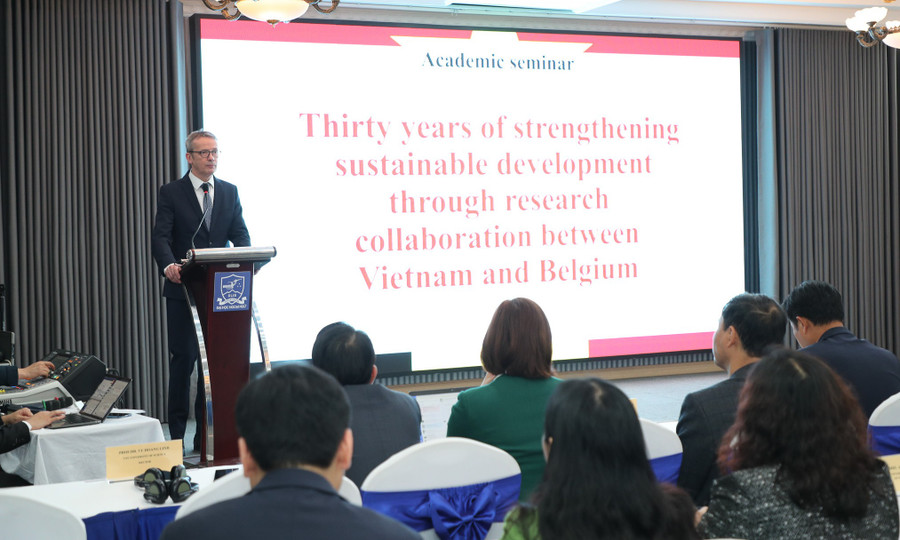 Đại học Quốc gia Hà Nội hợp trao đổi học thuật và kết nối với các đối tác Bỉ.