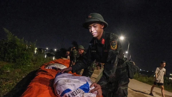 Giáo viên cùng quân dân trắng đêm giữ đê chống lũ
