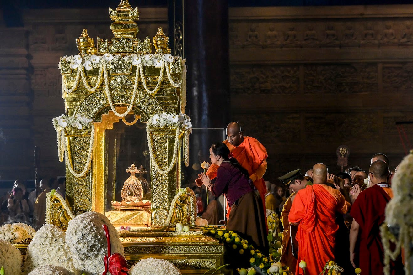 Phật tử đảnh lễ xá lợi Đức Phật. Trong thời gian diễn ra sự kiện, Ban tổ chức miễn phí vé xe điện và thuyền tham quan trong khuôn viên chùa Tam Chúc (giá vé thông thường từ 250.000–480.000 đồng/lượt). Bên cạnh đó, mỗi ngày sẽ có 50.000 suất cơm chay được phát miễn phí. anh-11.jpg