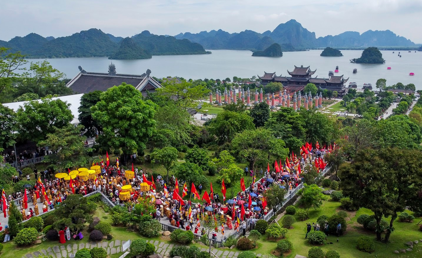 Cung đường lên Điện Tam Thế - nơi tôn trí xá lợi Đức Phật ken đặc người. Xá lợi Đức Phật Thích Ca Mâu Ni được Chính phủ Ấn Độ công nhận là bảo vật quốc gia. Xá lợi Đức Phật được cung rước về tôn trí tại chùa Tam Chúc từ ngày 17-21/5, để tăng ni, phật tử và người dân đến chiêm bái, sau đó xá lợi sẽ được rước ra sân bay quốc tế Nội Bài để trở về Ấn Độ. anh-2.jpg