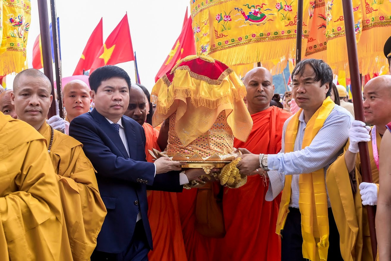 Bí thư Tỉnh ủy Hà Nam Trương Quốc Huy (bên trái) thực hiện nghi lễ cung rước xá lợi Đức Phật. anh-7.jpg