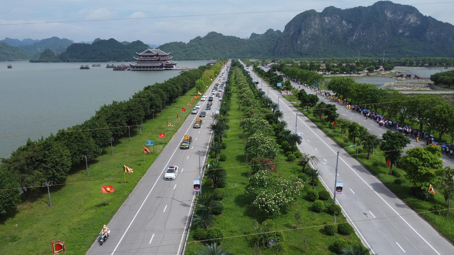 Sau gần 3 giờ di chuyển từ chùa Quán Sứ (Hà Nội), hơn 9h sáng 17/5, xá lợi Đức Phật Thích Ca Mâu Ni đã được trang nghiêm cung rước đến chùa Tam Chúc. anh-1.jpg