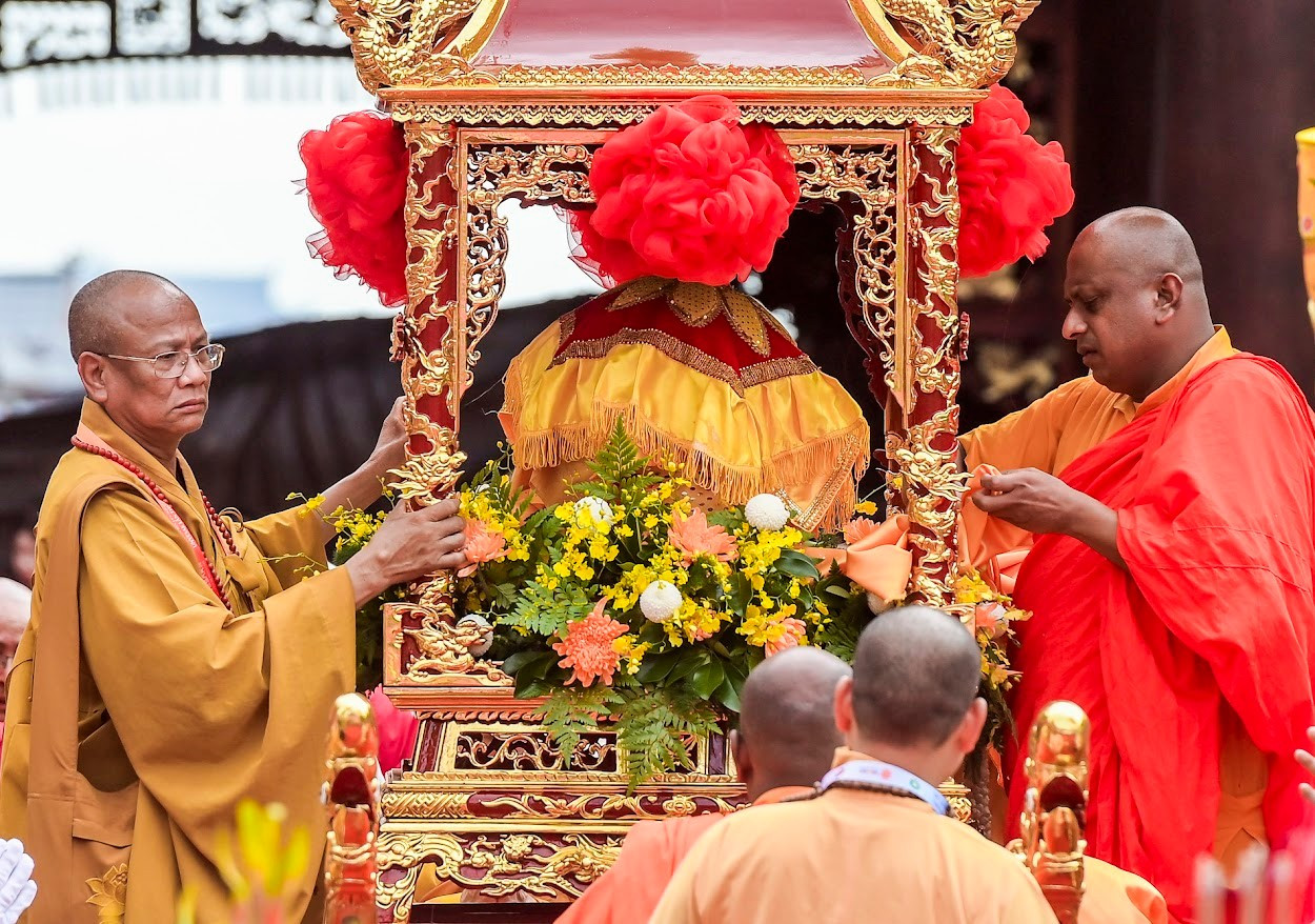 Xá lợi Đức Phật được đặt trang trọng trên kiệu để cung rước về điện Tam Thế. anh-4.jpg