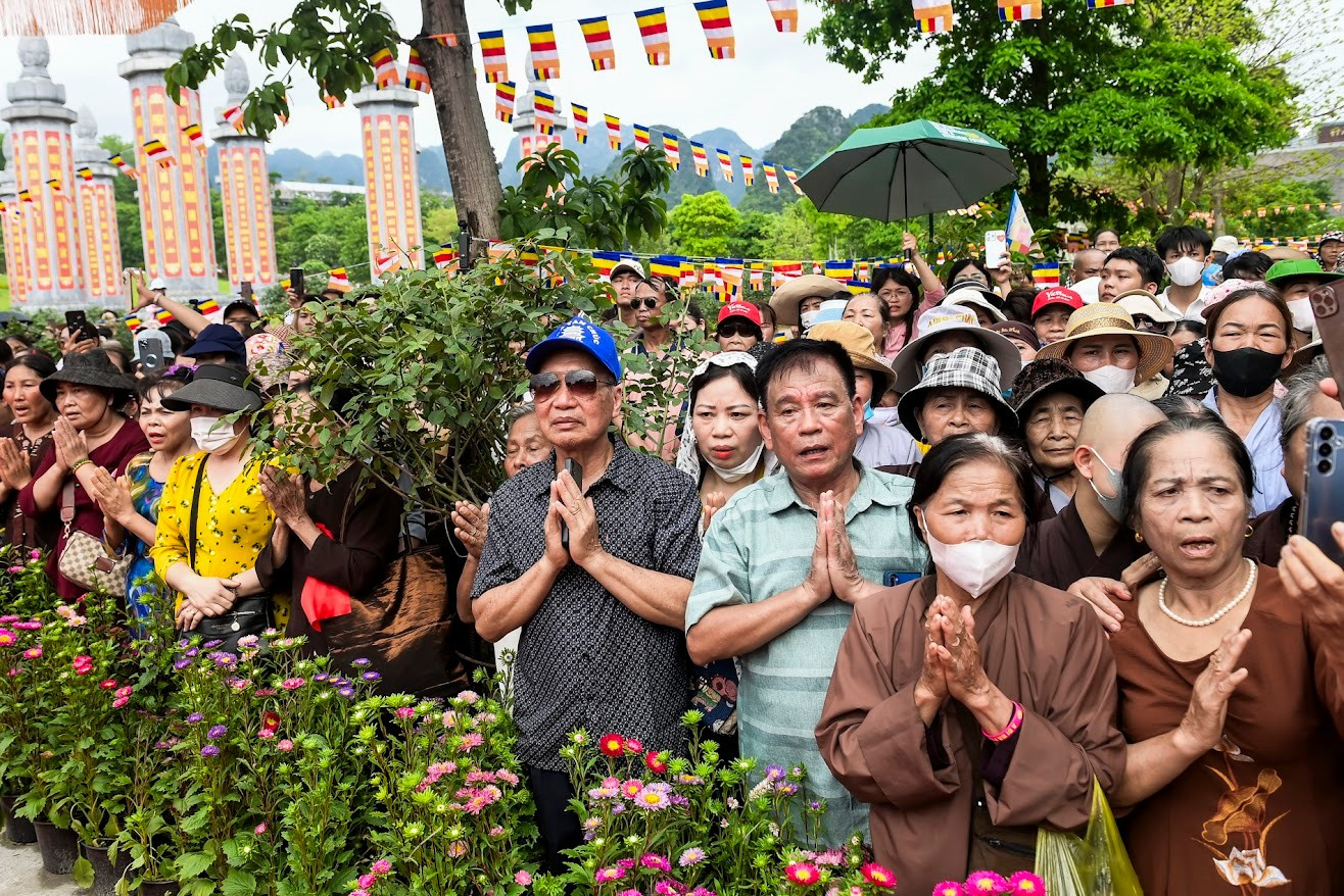 Người dân, phật tử chắp tay khấn nguyện. anh-8.jpg