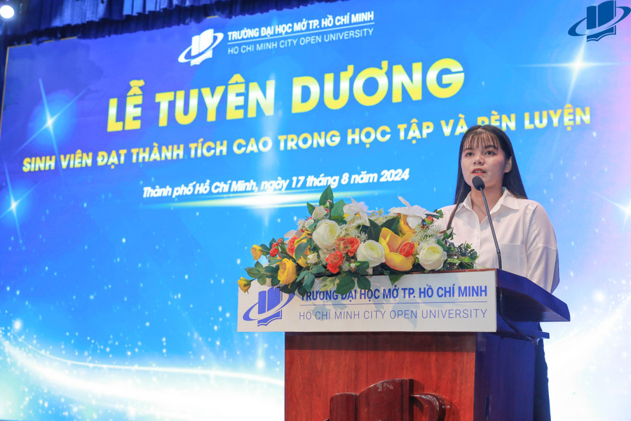 Sinh viên Trương Thị Kim Châu tại Lễ tuyên dương năm 2024. Ảnh: OU 066a8481.jpg
