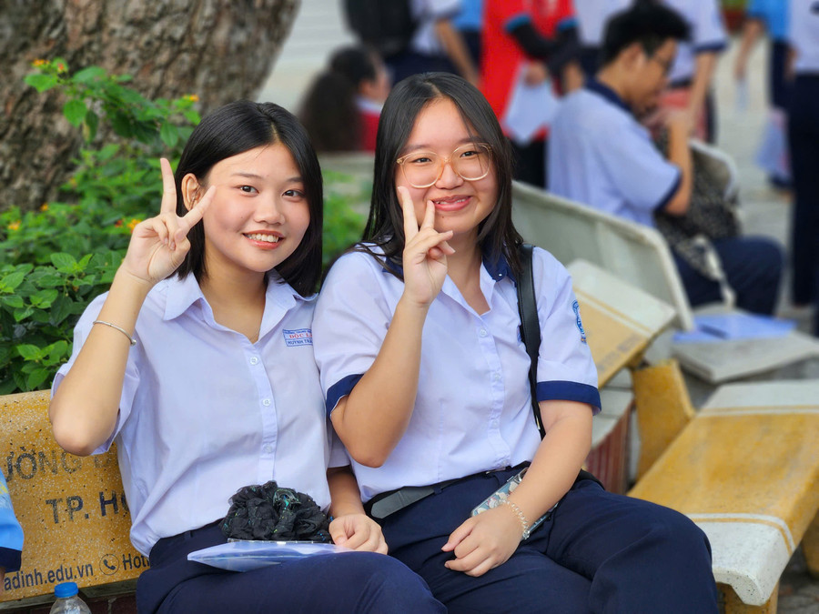 Học sinh làm quy chế thi tại điểm thi THPT Phú Nhuận sáng 5/6. Ảnh: H.P. z6675578181933-4fb389b3640600a61da263e1feaeec1a.jpg