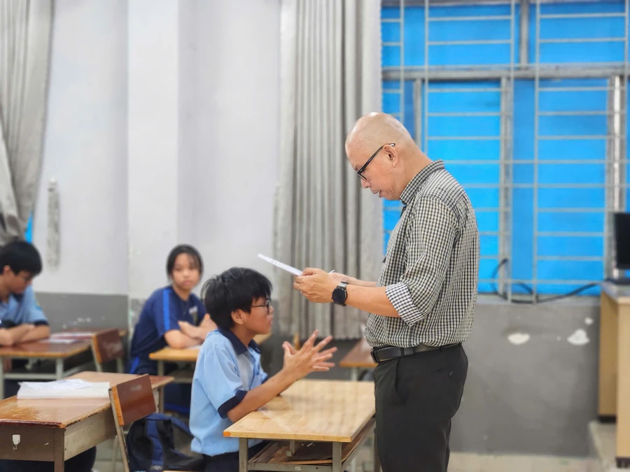 Thí sinh nghe phổ biến quy chế thi ngày 5/6. Ảnh: H.P.
