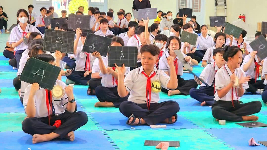 Các em học sinh tại trường TH-THCS Bãi Thơm trong một cuộc thi ngoại khóa. Ảnh: TH - THCS Bãi Thơm