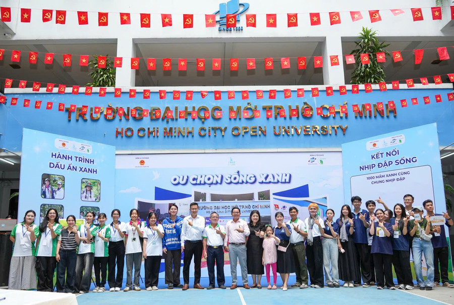 Các khách mời và sinh viên cùng chụp ảnh tại ngày hội "OU chọn sống xanh". Ảnh: OU z6982613992218-6abb4754471a62c0e7d32e5ad7026dbb.jpg