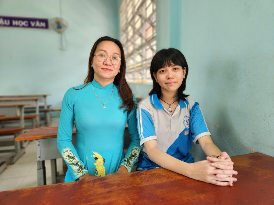 Cô Trần Thị Lan Trinh (giáo viên chủ nhiệm) cùng em Nguyễn Tú Kim Tuyền ((học sinh lớp 12, Trường THPT Cần Giuộc, tỉnh Tây Ninh). Ảnh: Lâm Ngọc z7002574094834-985d3ccbaee5a2af87bb695a4c04f8e7.jpg