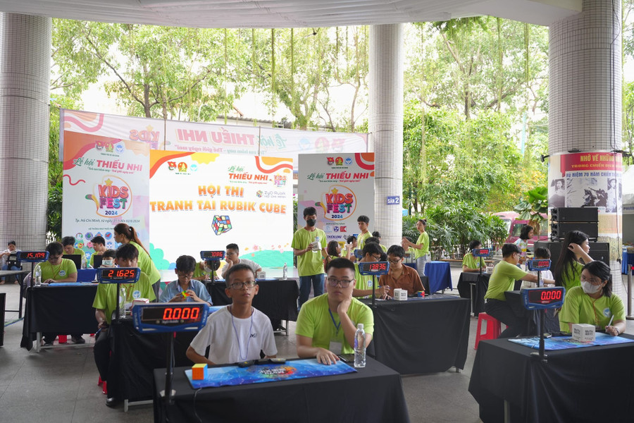 Cuộc thi giải khối Rubik tại Lễ hội Thiếu nhi Kid Fest 2024. Ảnh: Nhà Thiếu nhi TPHCM. 484870552-966536448992064-9159318463764673996-n.jpg