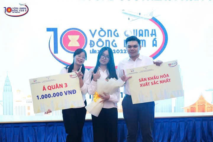 Hải Yến nhận giải Á quân 3 cuộc thi Vòng quanh Đông Nam Á. Ảnh: NVCC z6627587959547-d8bd9f974a3a4d8b7ccb81c98d227a13.jpg