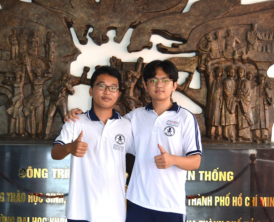 Em Phạm Mạnh Cường (trái) và em Trần Gia Huy (phải), học sinh lớp 11 chuyên Tin, Trường THPT chuyên Trần Đại Nghĩa, mong muốn học hỏi thêm nhiều kiến thức về AI từ chương trình bồi dưỡng. Ảnh: H.P ai3.jpg