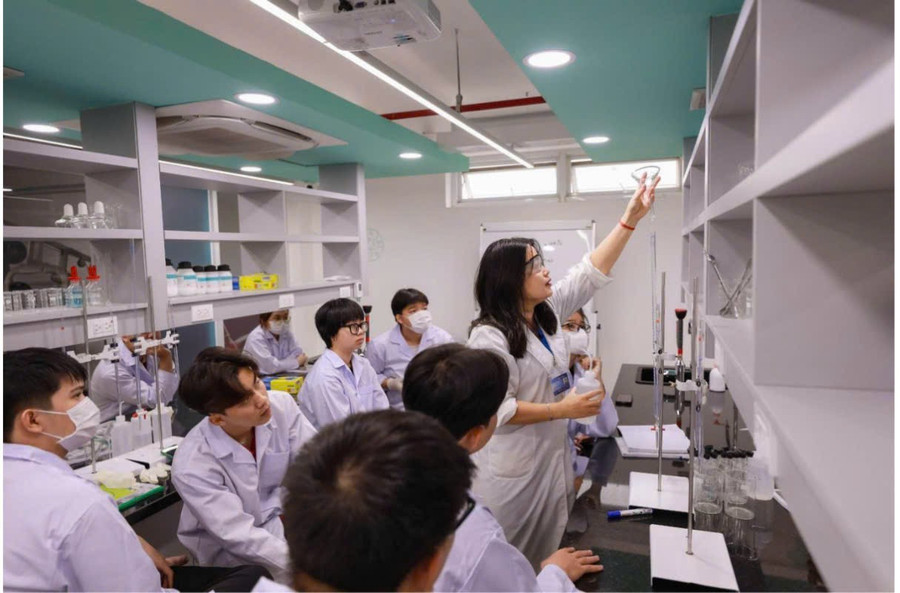 Hệ thống phòng thực hành chuyên sâu theo từng ngành, tạo môi trường học tập gắn liền thực tiễn, giúp sinh viên phát triển toàn diện kiến thức và kỹ năng. Ảnh: SIU z6827422483753-0296dbe8d8db9b776c58bec0b45d284d.jpg
