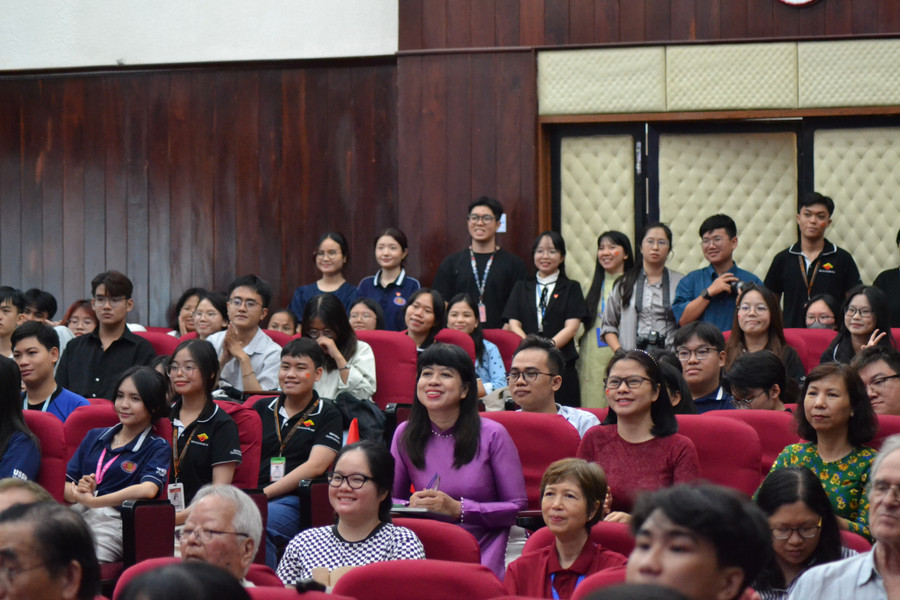 Khán giả hào hứng và vui vẻ với câu chuyện của các cựu phóng viên. Ảnh: Lê Kim Quý hoi-truong.jpg