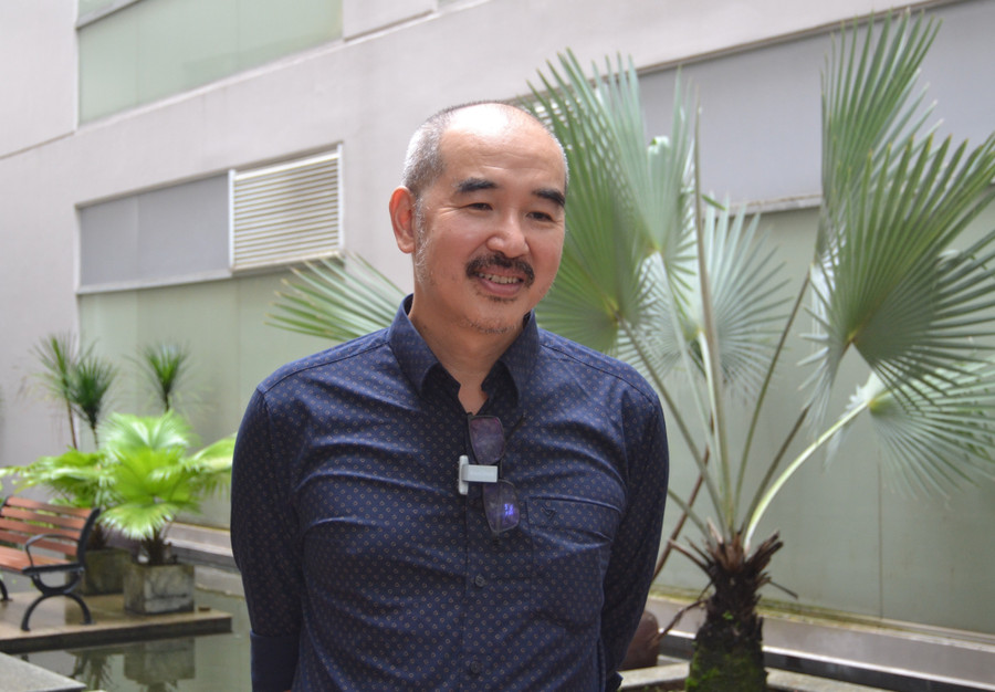 Đạo diễn Bùi Thạc Chuyên xúc động bày tỏ lòng tri ân trước sự quan tâm và ghi nhận của lãnh đạo TPHCM dành cho người làm nghệ thuật. Ảnh: H.P daoienthacchuyen.jpg