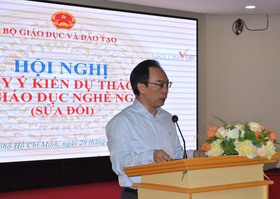 អនុរដ្ឋមន្ត្រីក្រសួងអប់រំ និងបណ្តុះបណ្តាល លោក Hoang Minh Son ថ្លែងមតិក្នុងសន្និសីទ។ រូបថត៖ H.P dsc-0856.jpg
