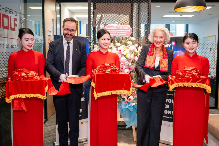 Ông Sebastian Gemkow - Bộ trưởng Bộ Khoa học, Văn hóa và Du lịch bang Saxon (Đức) cùng GS.TS. Eva Ines Obergfell - Hiệu trưởng Đại học Leipzig cắt băng khánh thành. Ảnh: BTC