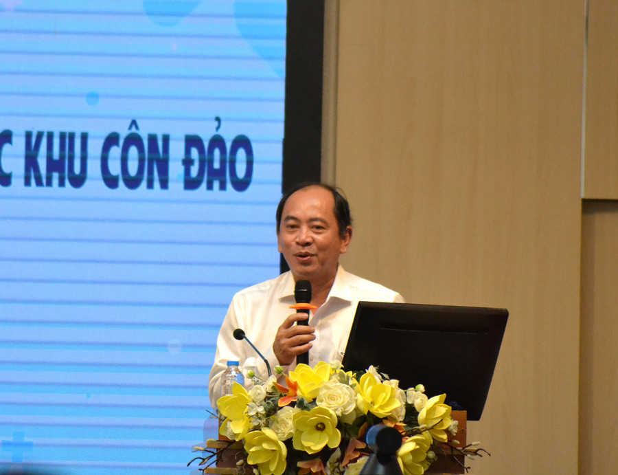 Ông Tăng Chí Thượng - Giám đốc Sở Y tế TPHCM động viên tinh thần các bác sĩ trẻ tại lễ ra quân. Ảnh: Hương Phú tcct.jpg