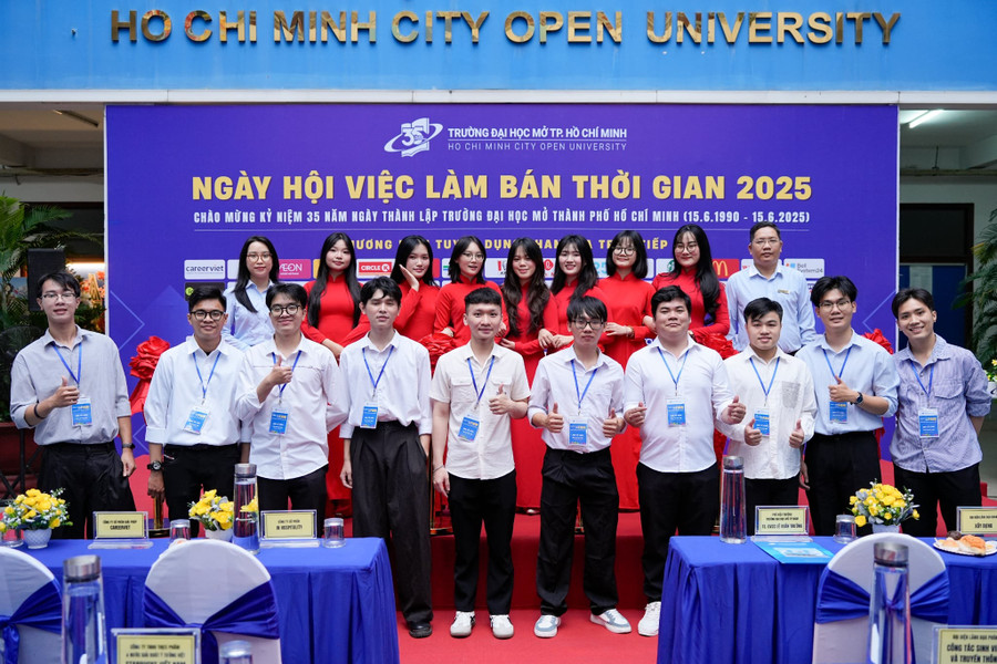 Sinh viên trường chụp ảnh tại sự kiện. Ảnh: OU