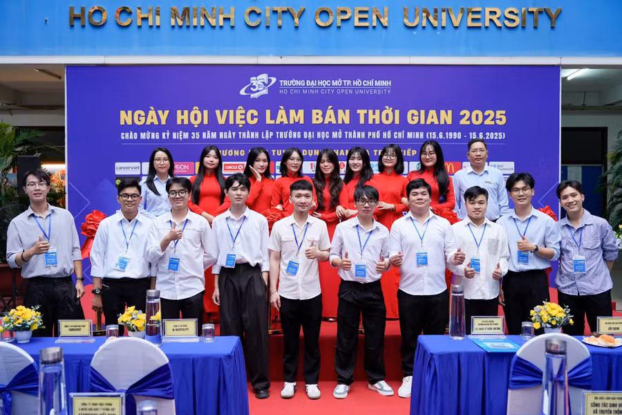 Sinh viên trường chụp ảnh tại sự kiện. Ảnh: OU