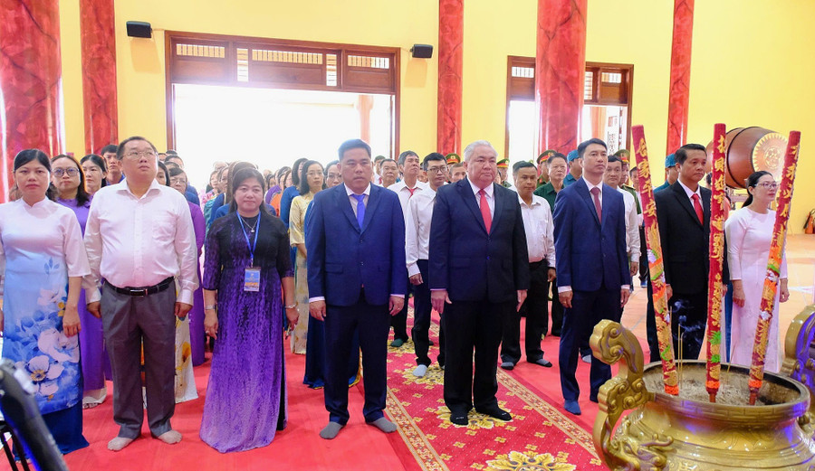 Đoàn đại biểu dâng hương trong đền thờ Anh hùng. Ảnh: T.A 557638906-1096737899115074-2422559762938895100-n-8661.jpg