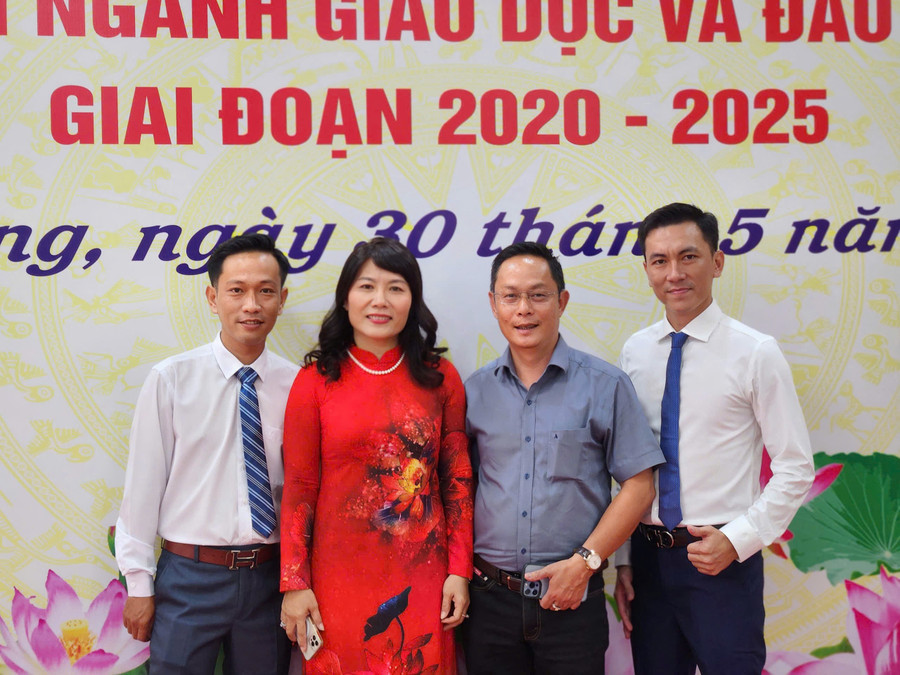 Giám đốc Sở GD&ĐT An Giang - bà Trần Thị Ngọc Diễm cùng các đại biểu. Ảnh: Lâm Ngọc z6658194716240-dd2229b1bad907b109c61c1df59543a0.jpg