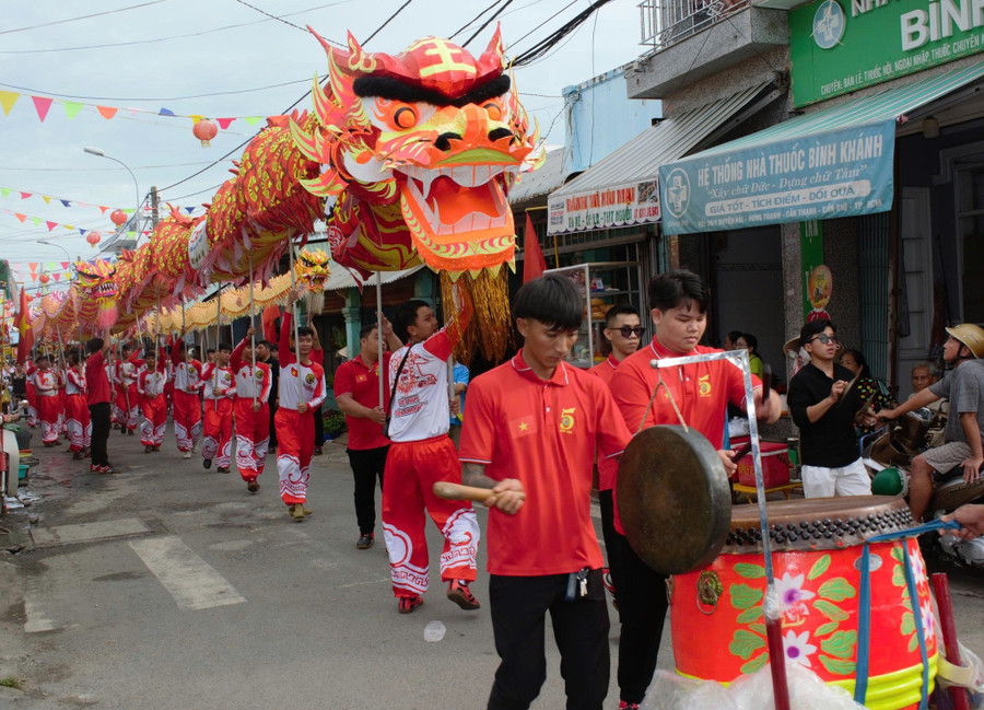 Đoàn diễn Lân - Sư - Rồng xuất hiện đầy ấn tượng trên đường phố. Ảnh: TTVHTT 558001110-1096705965784934-6424091604259891728-n.jpg