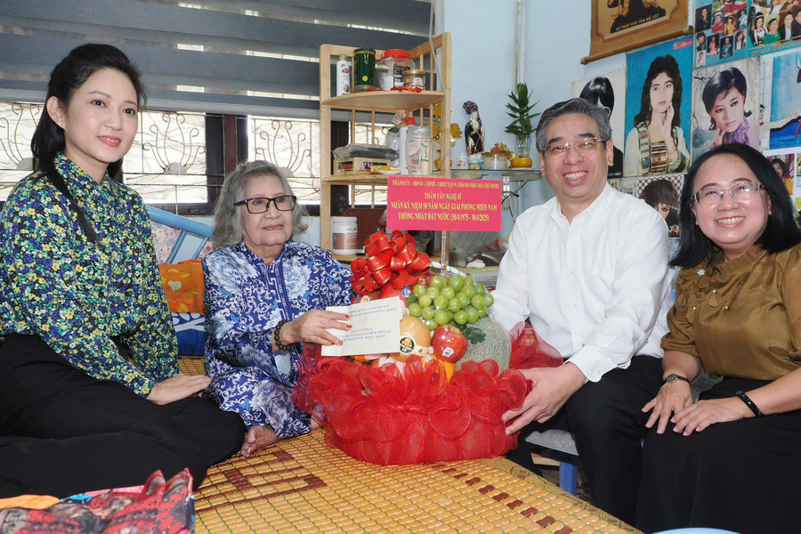 Đoàn công tác của Thành ủy TPHCM thăm, tặng quà các văn nghệ sĩ.