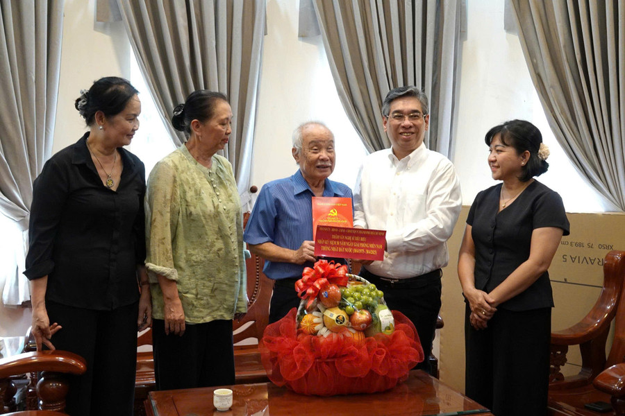 Đoàn đến thăm hỏi và tặng quà cho nhạc sĩ Phạm Minh Tuấn (giữa). Ảnh: Thúy Bình z7126499126032-f4ae5f6261ad4ab7a6a1611b1b82ba46.jpg
