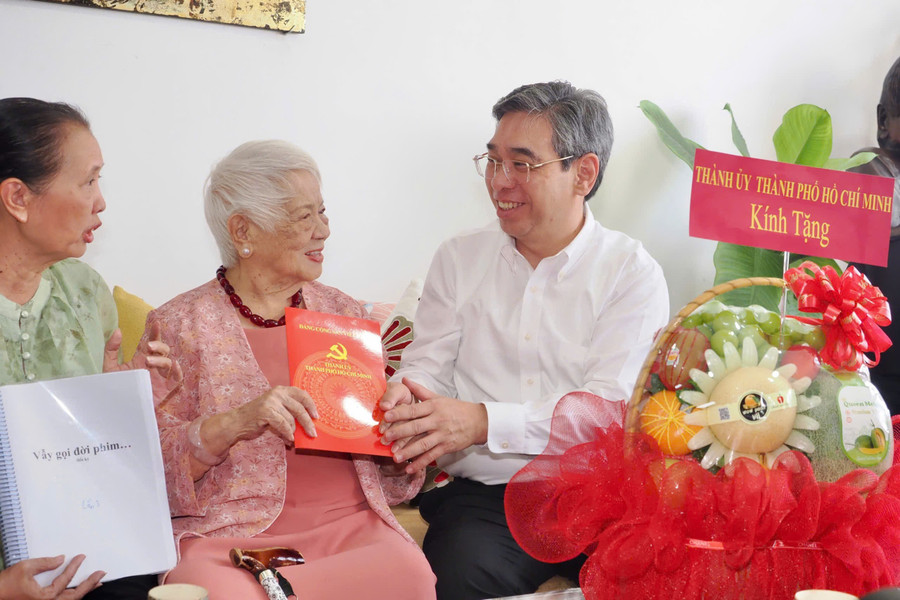 Nhà văn - đạo diễn Xuân Phượng bày tỏ niềm vui khi nhận được sự quan tâm từ đoàn thăm hỏi. Ảnh: Hoàng Hùng z7126499172346-ca2a9f4828af9e51d68af5994cbfaedd.jpg
