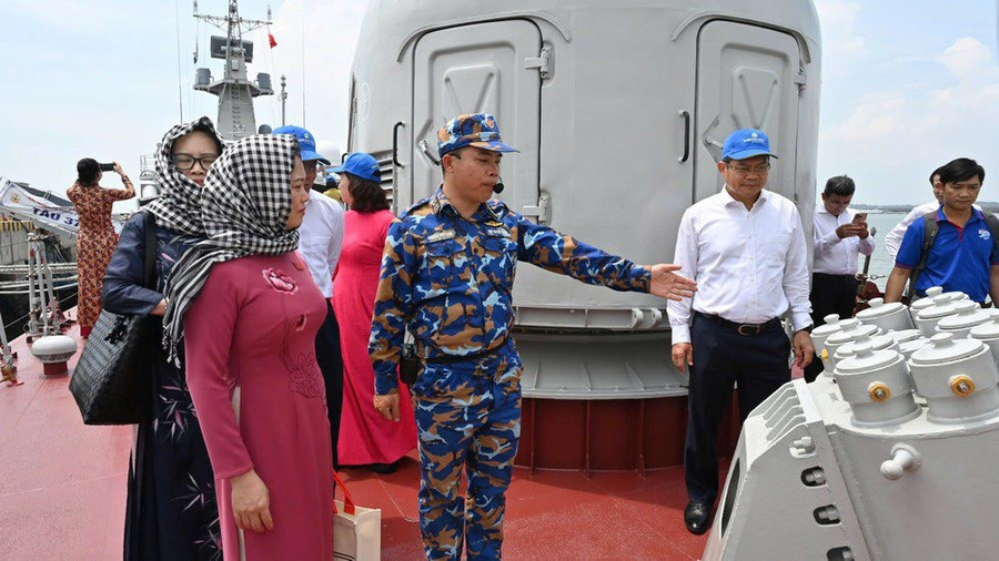 Đại tá Triệu Thanh Tùng - Phó Tư lệnh Vùng 2 Hải quân giới thiệu về truyền thống, chức năng, nhiệm vụ và kết quả bảo vệ chủ quyền biển, đảo của Vùng 2 Hải quân trong những năm qua. Ảnh: BHTY 560034898-1327714715723043-8064792933528922633-n.jpg