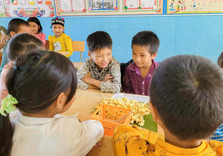 Niềm vui của các em học sinh tiểu học tại Trường PTDTBT TH & THCS Tả Sử Choóng khi được ăn bắp rang bơ. Ảnh: BCVN