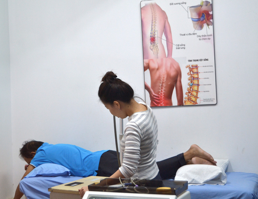 Bác sĩ tận tình thăm khám cho các cô chú là thương binh, bệnh binh tại buổi khám bệnh miễn phí. Ảnh: H.P dsc-0795.jpg